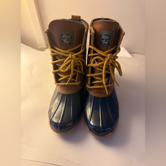 Bass Shoes - Brown and navy blue duck boots #duckboots women’s size 6 BASS